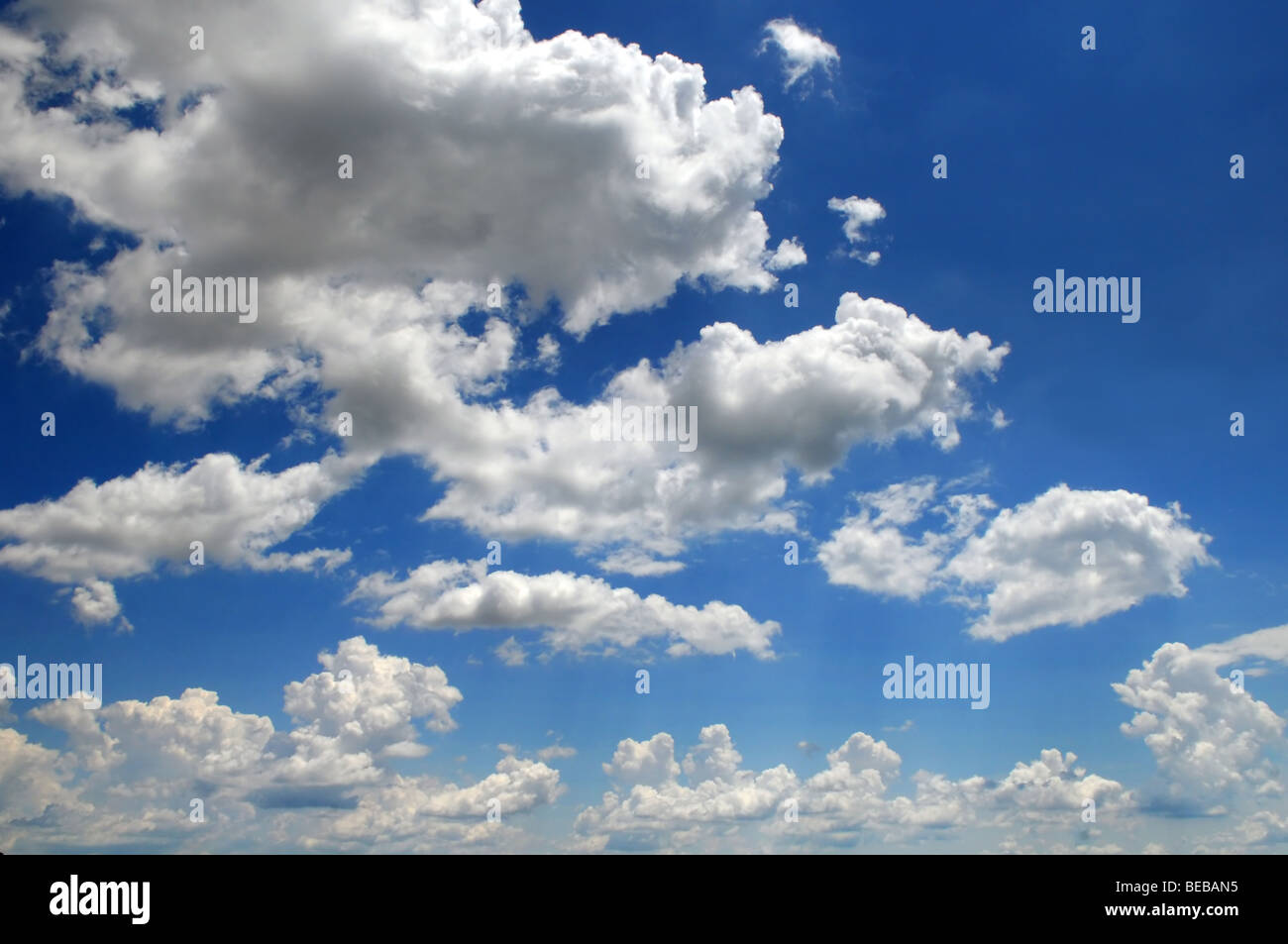 Helle Wolken an einem sonnigen Tag Stockfoto