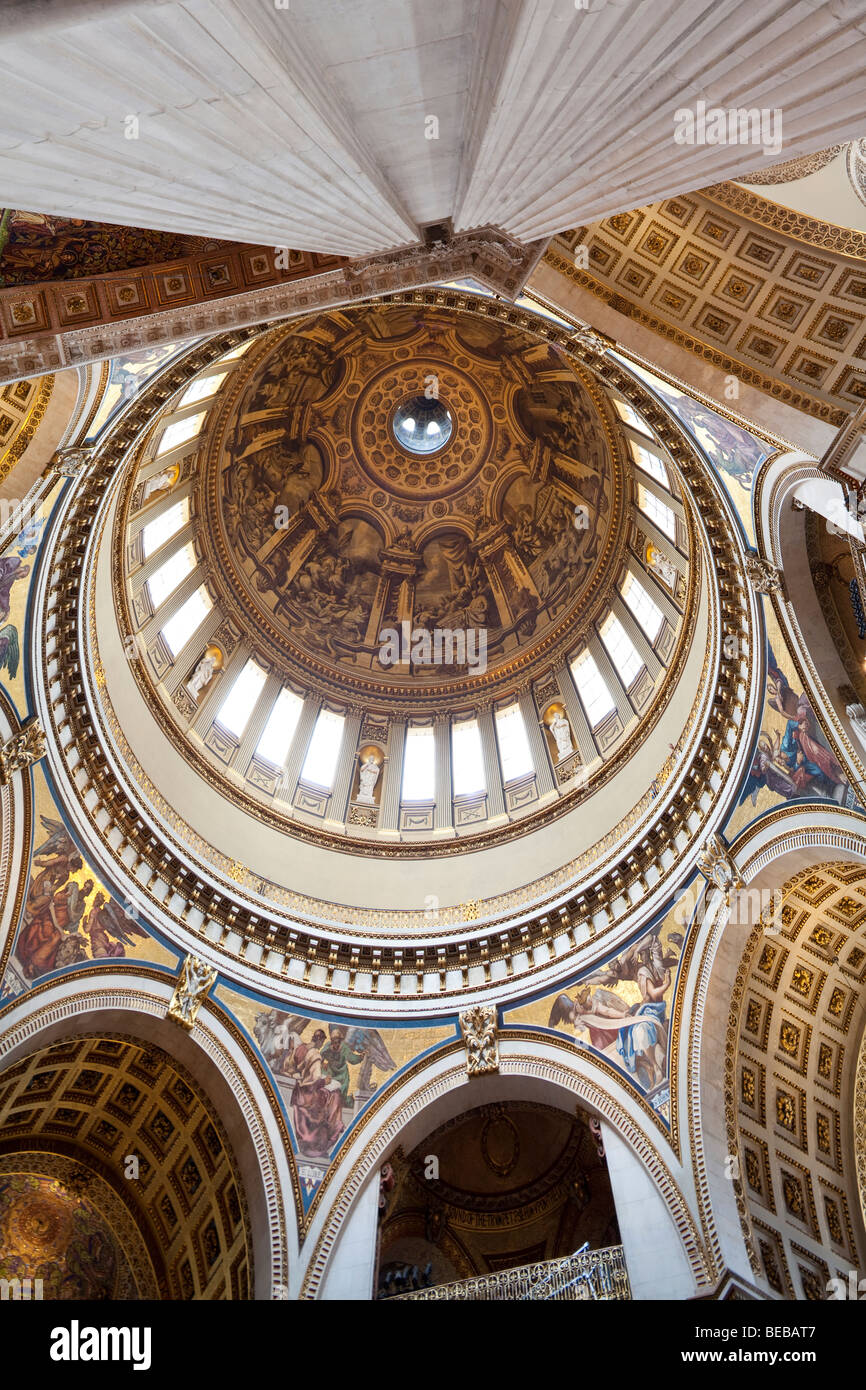Innere des Main dome, St. Pauls Cathedral, London, England, UK Stockfoto
