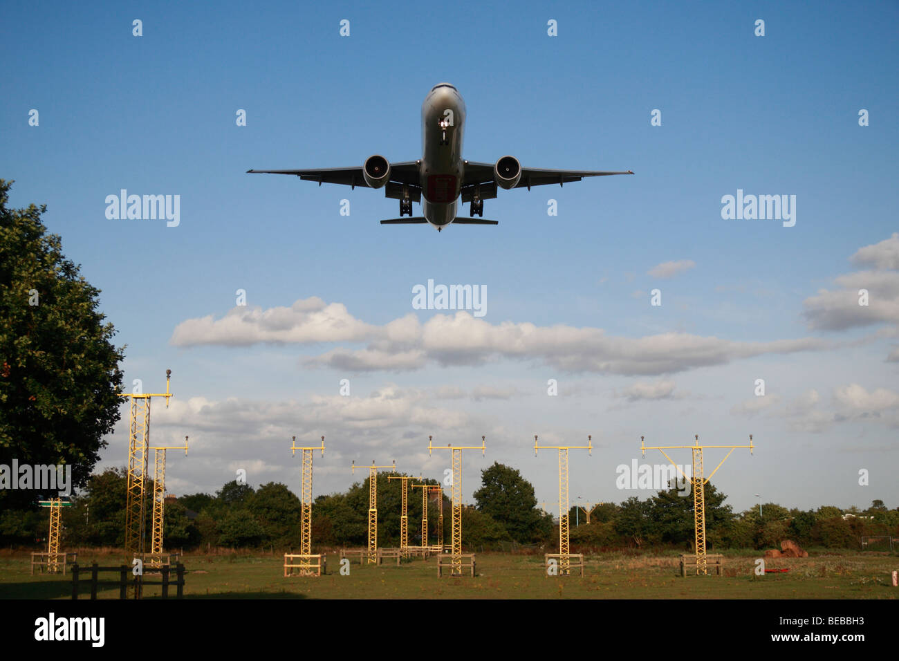 Ein Flugzeug der Landescheinwerfer überfahren, als er hereinkommt, auf der Süd-Landebahn am Londoner Flughafen Heathrow, Vereinigtes Königreich zu landen. Stockfoto