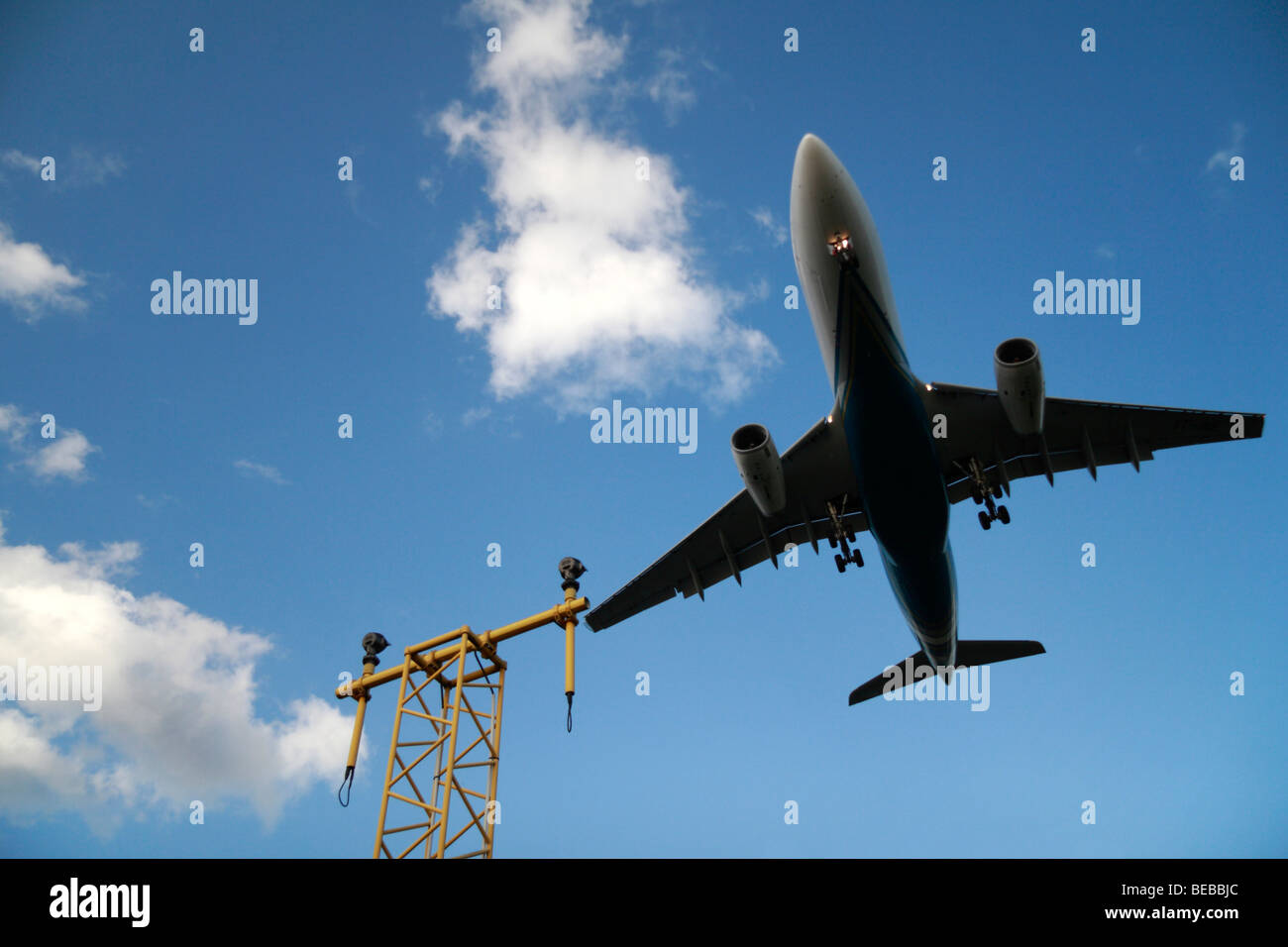 Ein niedrig fliegenden Flugzeug kommt in auf der Süd-Landebahn am Londoner Flughafen Heathrow, Vereinigtes Königreich zu landen. Stockfoto