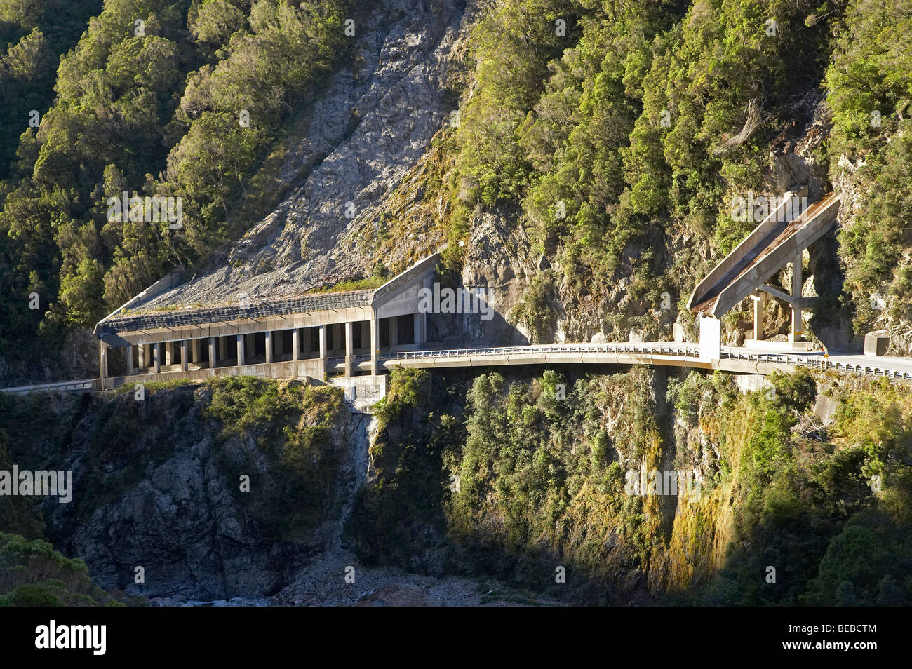 Bergsturz und Wasser Brücken über Arthurs Pass Road, Otira Gorge, West Coast, Südinsel, Neuseeland Stockfoto