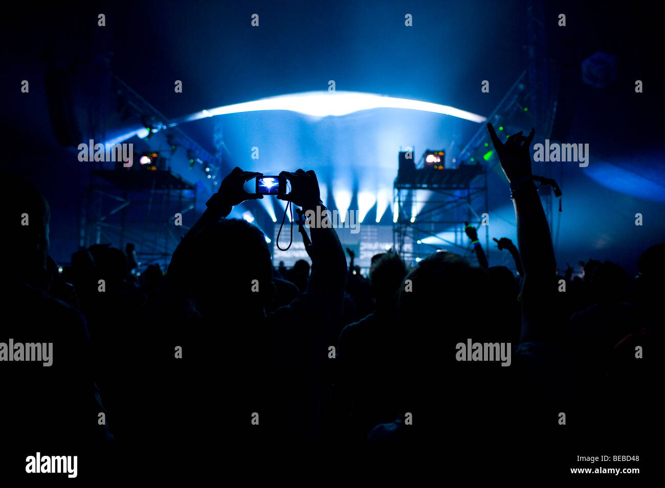 Menschen in der Menge, die einen DJ die live auf dem Global Gathering Festival 2009 zu fotografieren. Stockfoto