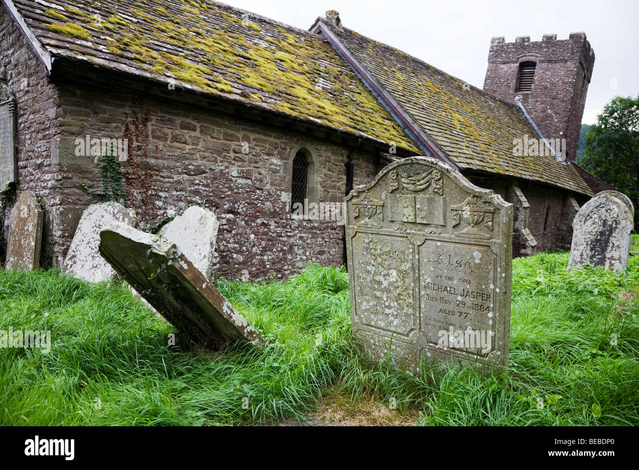 Alte Kirche mit schiefen Wänden Turm und Grabsteine Cwmyoy Wales UK Stockfoto