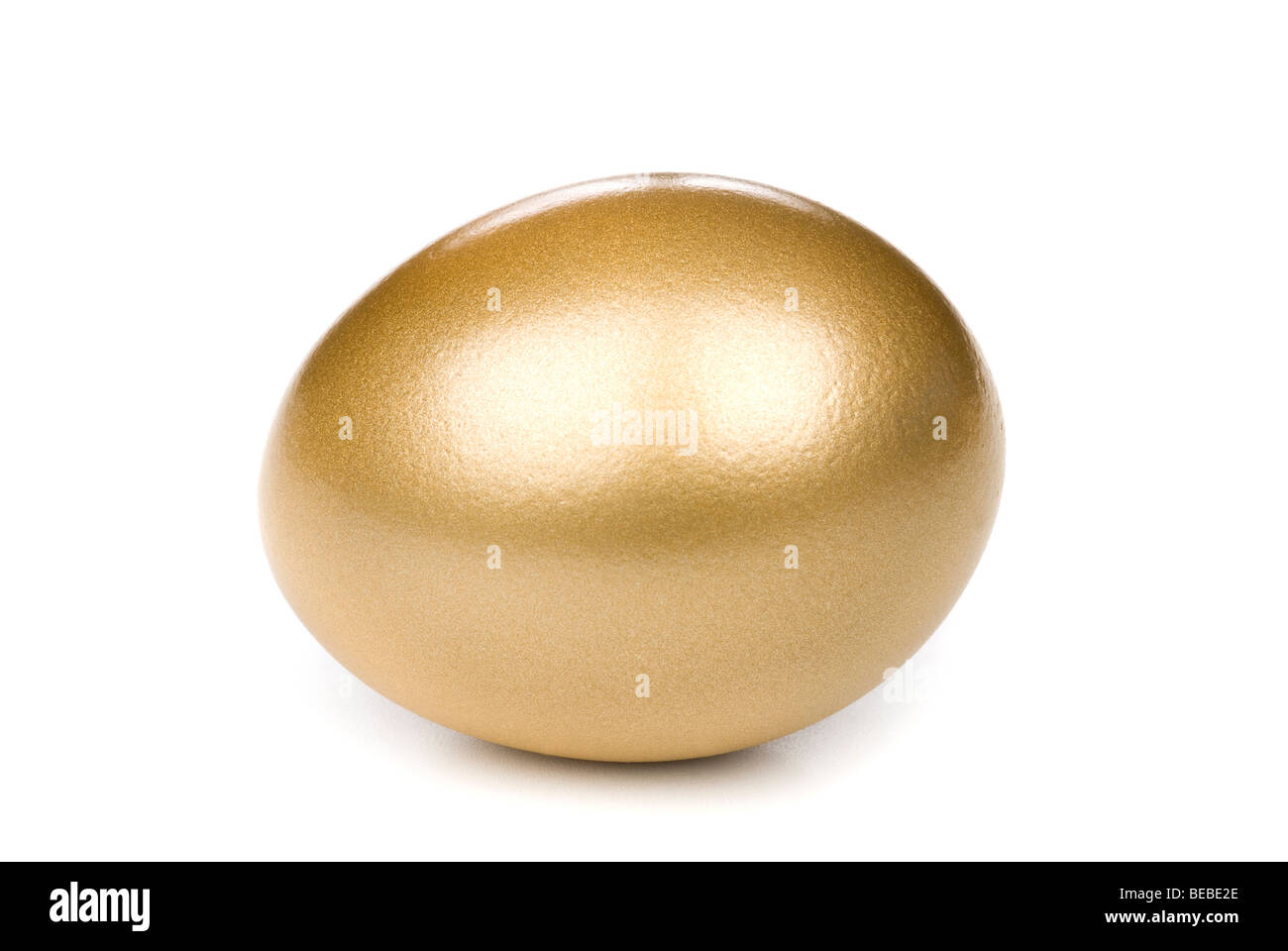 Eine goldene Investition Eiern auf einem weißen Hintergrund zu schlüpfen Stockfoto