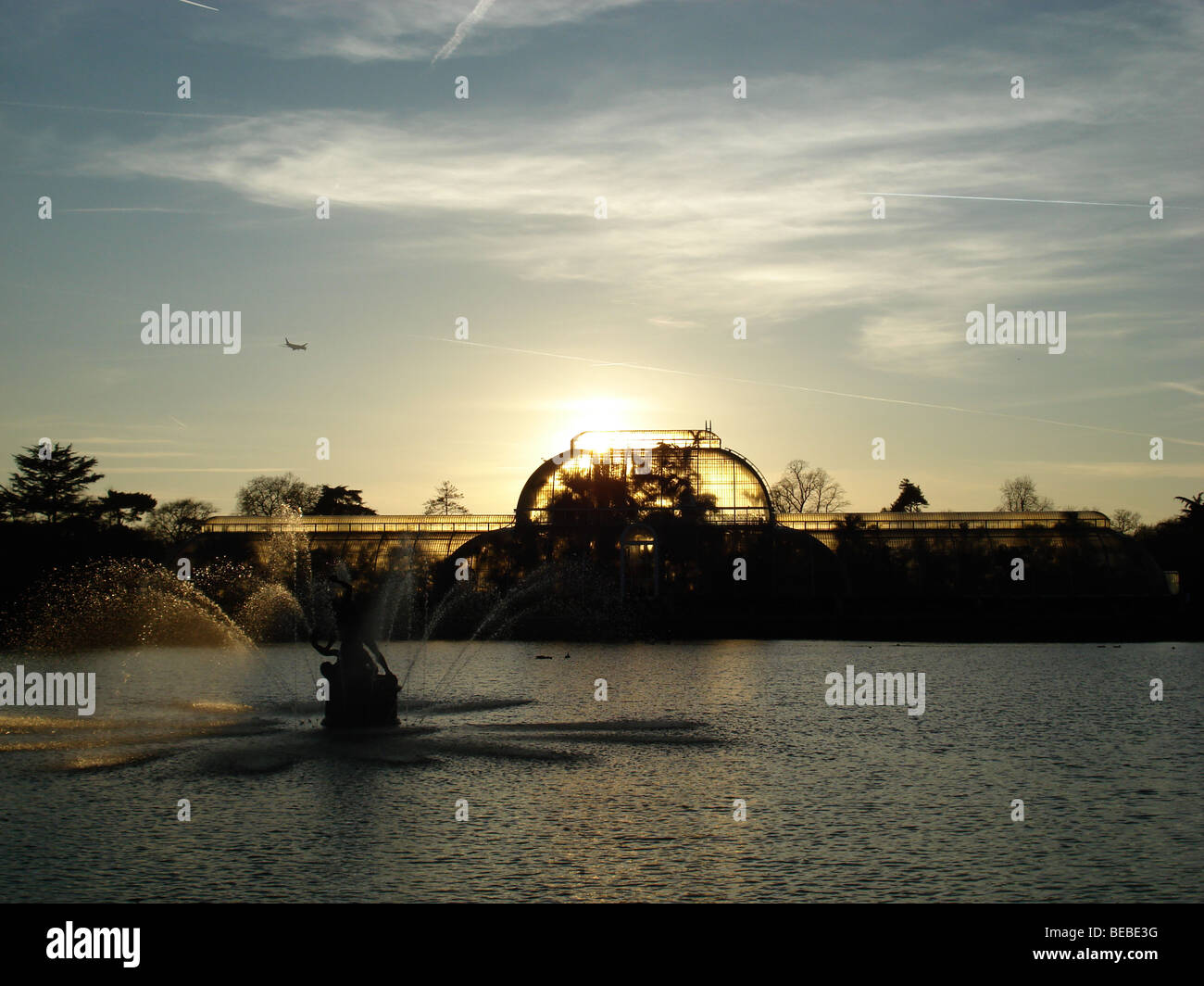Das Palmenhaus, Silhouette, mit Brunnen und See im Vordergrund. Die Kew Royal Botanic Gardens (Kew Gardens)-London-UK Stockfoto