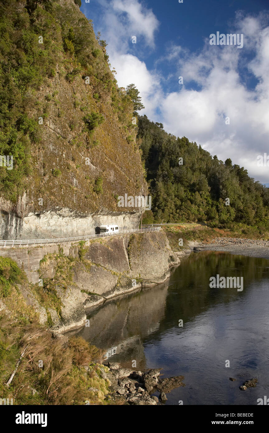 Wohnmobil, Falken Crag, Buller Gorge State Highway 6 in der Nähe von Westport, West Coast, Südinsel, Neuseeland Stockfoto