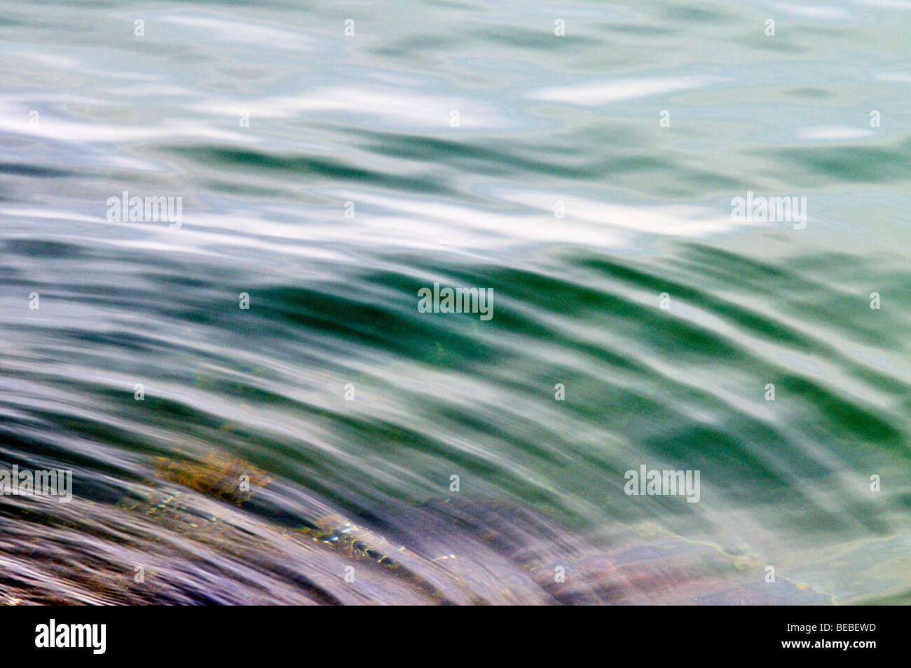 Wasser-abstrakt mit Highlights und Wellen Stockfoto