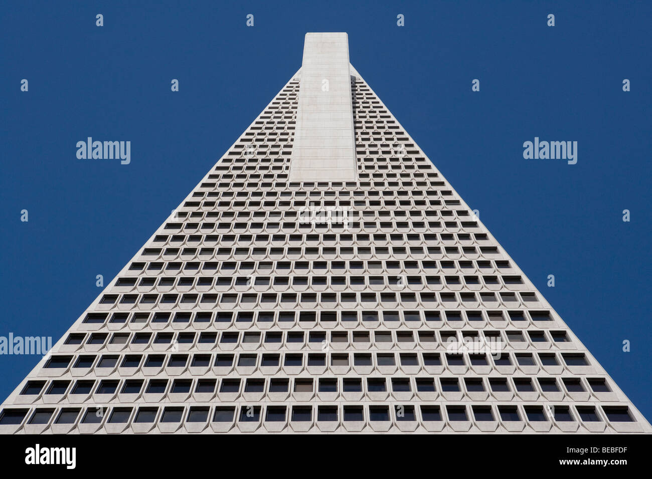 Niedrigen Winkel Ansicht eines Wolkenkratzers, Transamerica Pyramid, San Francisco, Kalifornien, USA Stockfoto