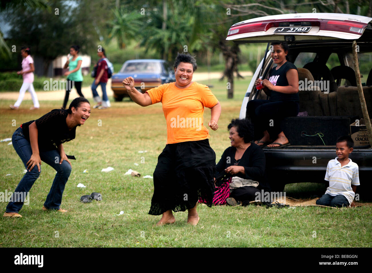 Tongan Frauen Bremsen in einem Impromtu Tanz nach ihrer Mannschaft punktet einen Versuch bei einem Rugby-Spiel am Samstag. Stockfoto