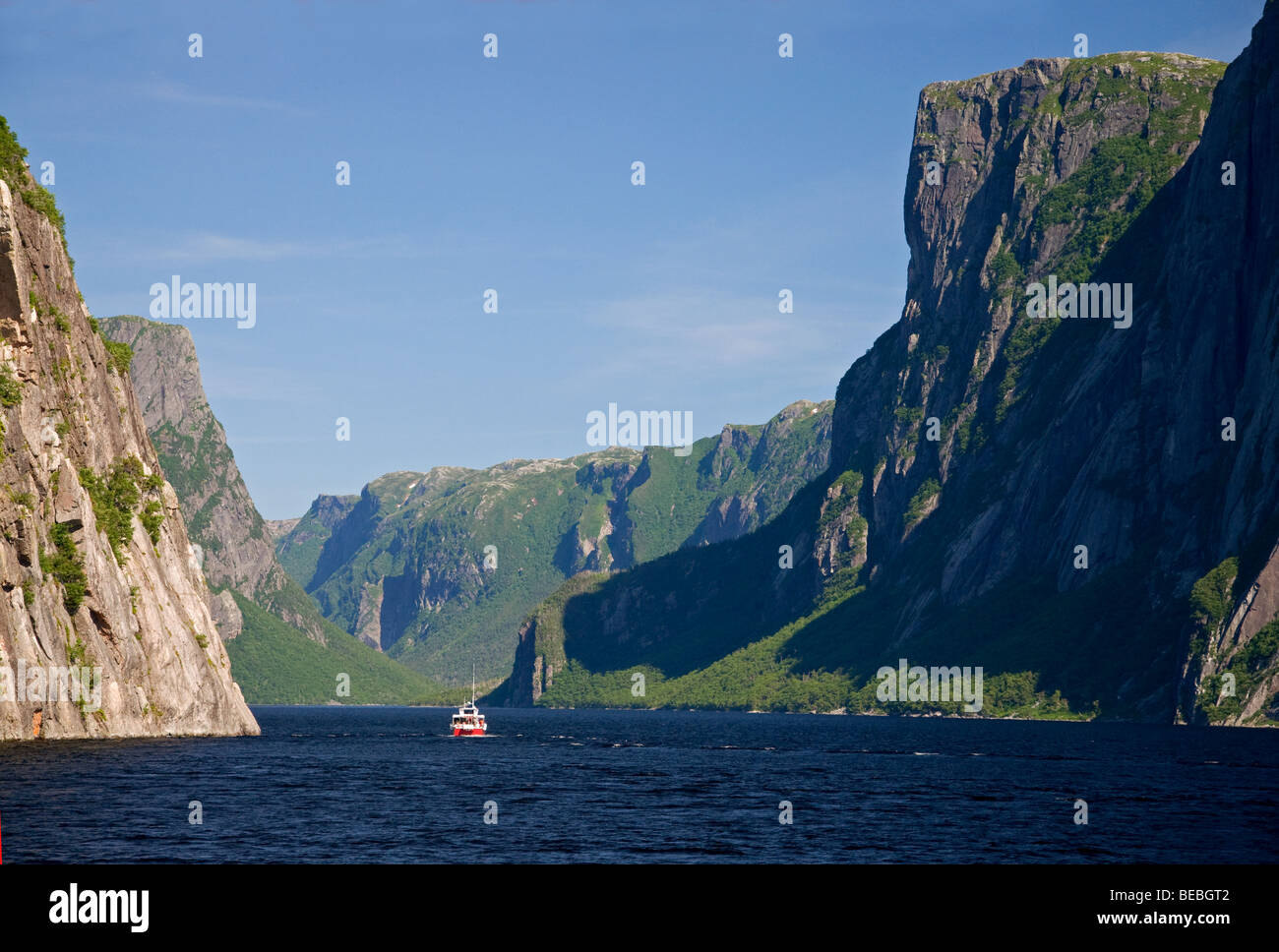 Eines der Ausflugsboote, die Reisen auf den Gros Morne Fjord, jetzt über dem Meeresspiegel angehoben und mit frischem Wasser gefüllt. Stockfoto