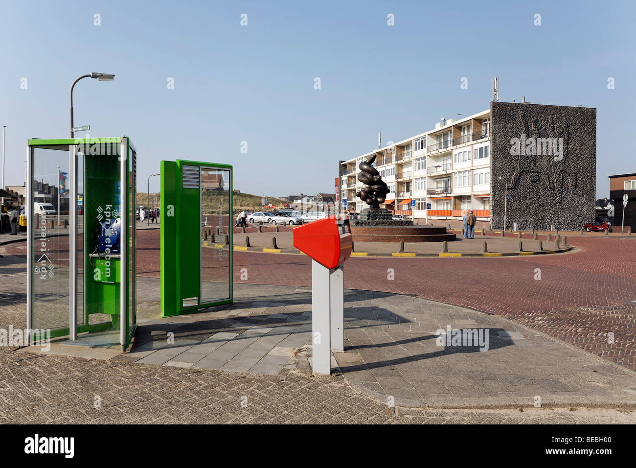 Quadrat mit Telefonen, Postfach und Mehrfamilienhaus, einem typischen Badeort an der niederländischen Nordsee-Küste, Bergen Aan Zee, Holl Stockfoto