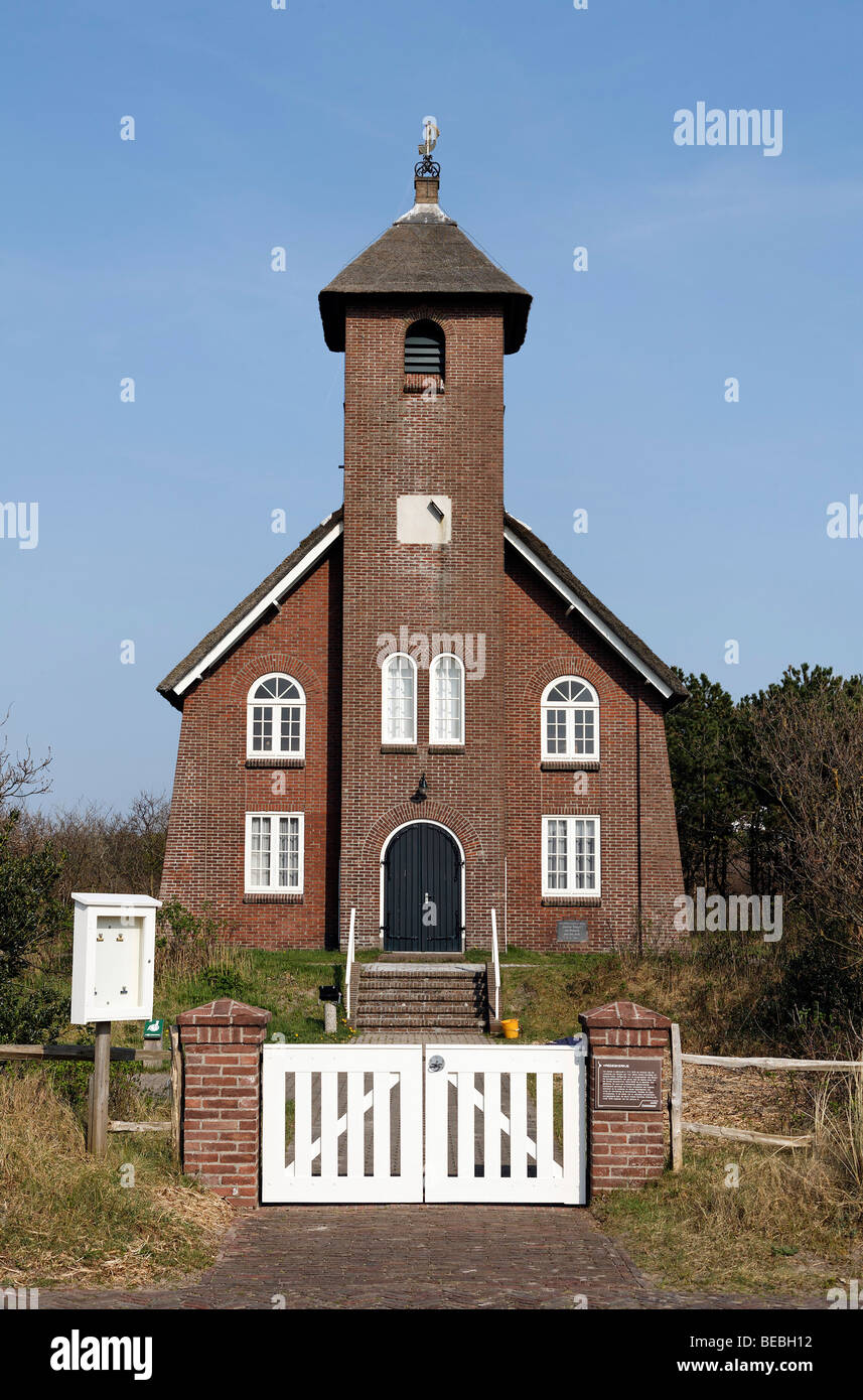Eine kleine Backsteinkirche in den Dünen, Vredeskerkje, Bergen Aan Zee, niederländische Nordseeküste, Holland, Niederlande, Europa Stockfoto