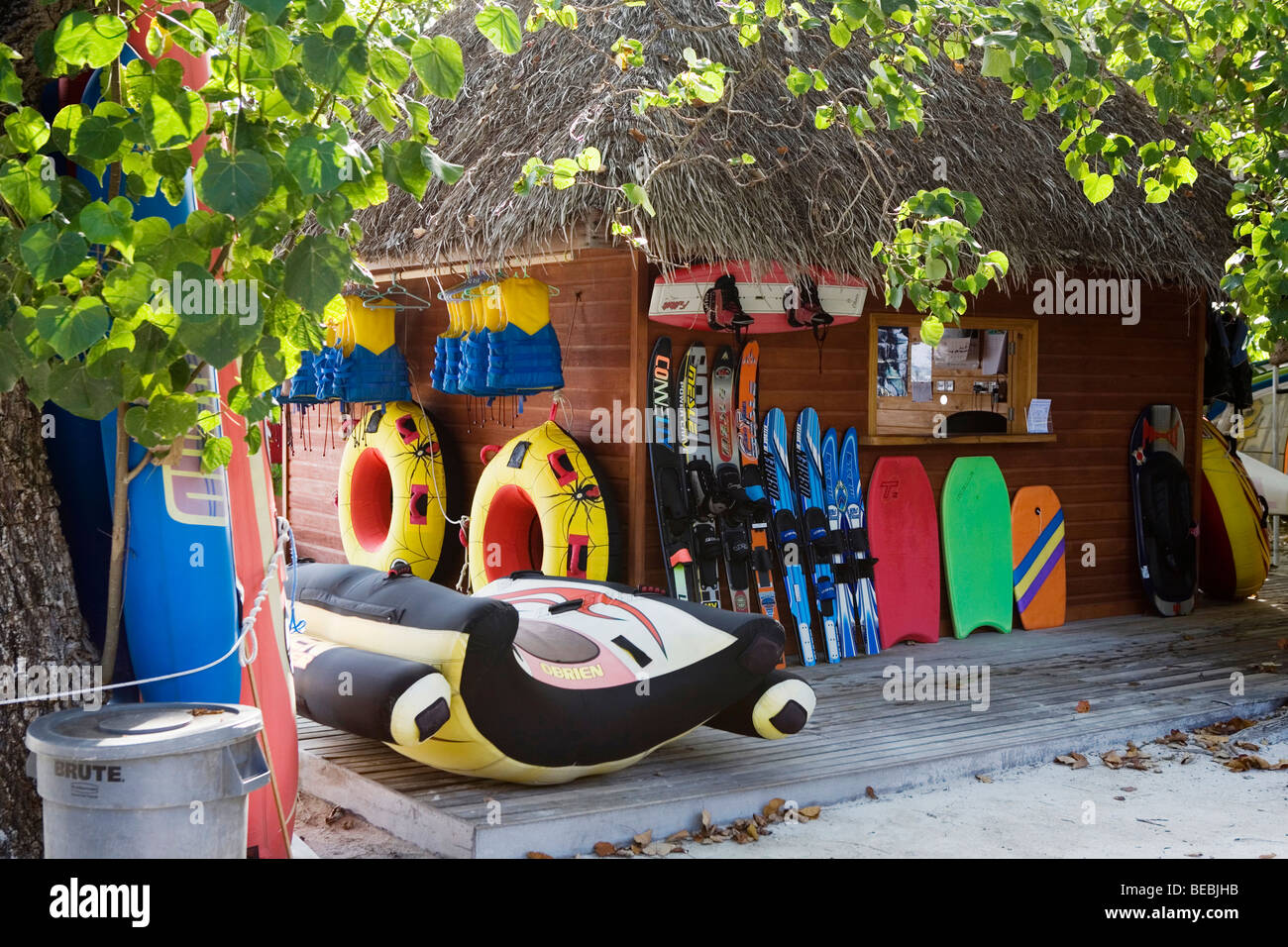 Wassersport-Zentrum auf einer tropischen Insel in den Malediven Stockfoto