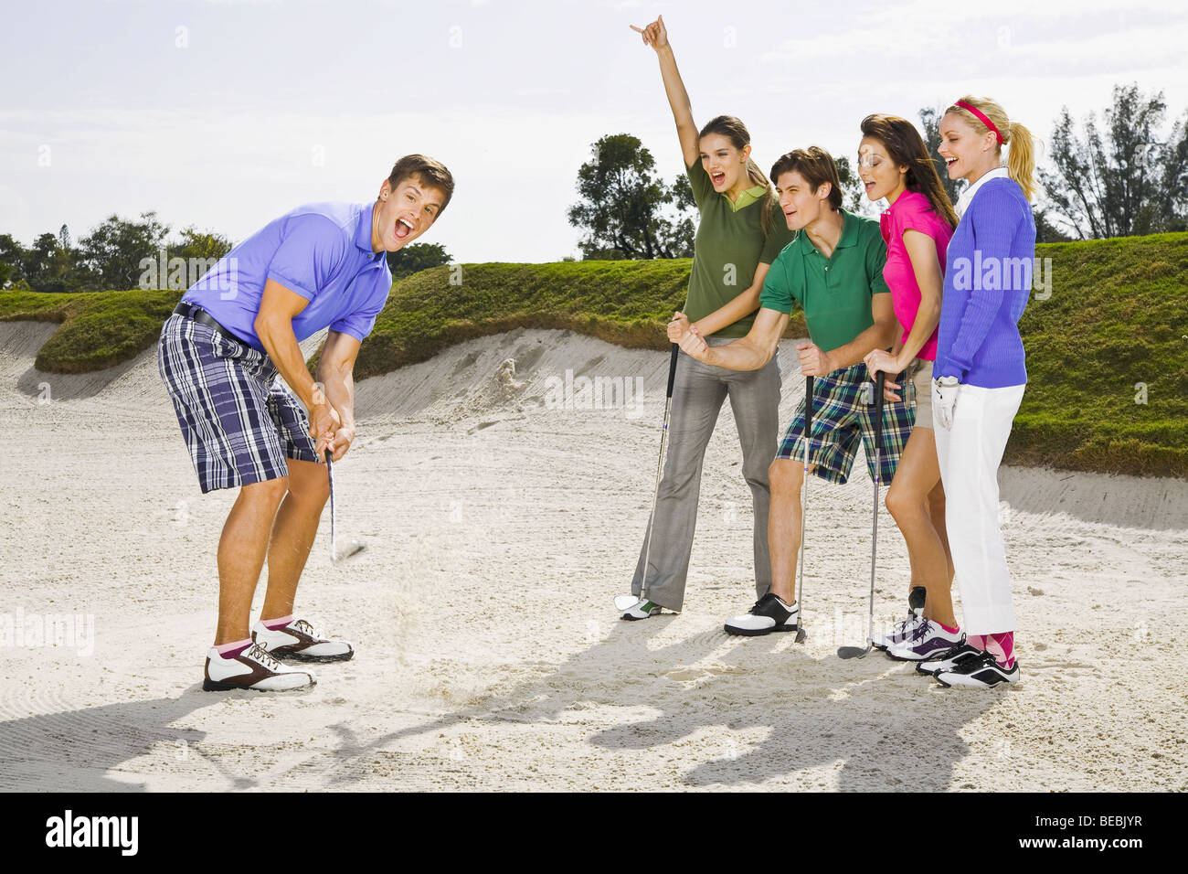 Fünf Freunde, die Spaß in einen Golfplatz, Biltmore Golf Course, Coral Gables, Florida, USA Stockfoto