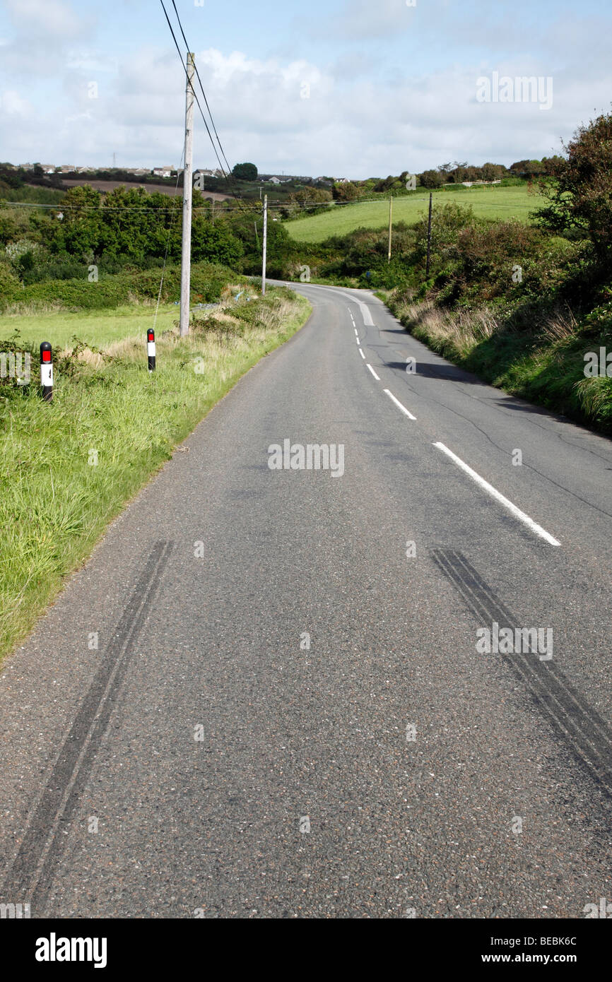 Reifen Bremsspuren auf einer Landstraße in Cornwall UK. Stockfoto