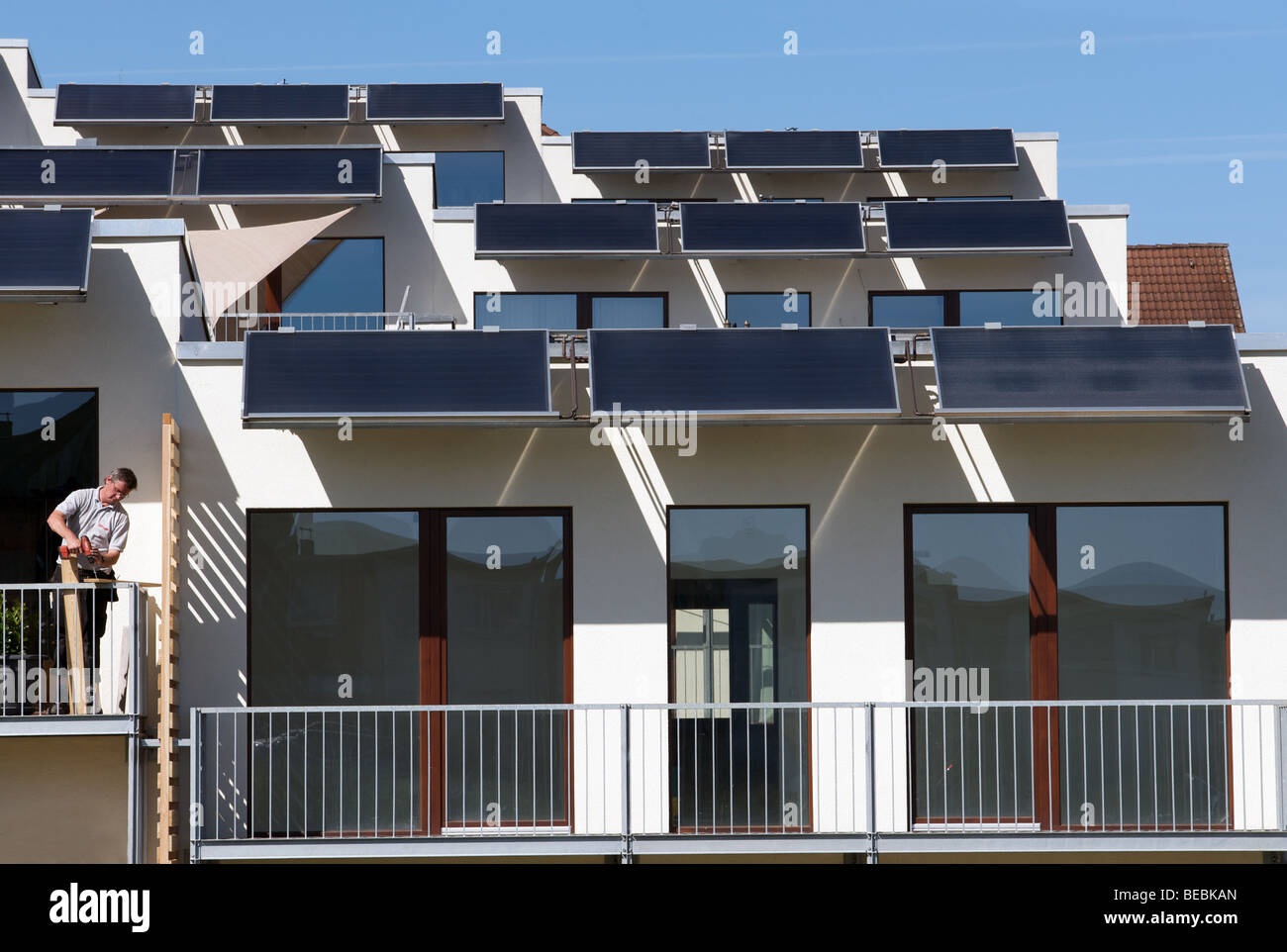 Energie effiziente Wohnungen im Bau mit integrierte Solaranlagen, Leverkusen, Deutschland. Stockfoto