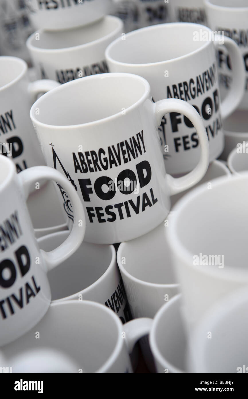 Weiße Souvenir Werbeartikel Kaffeebecher zum Verkauf - eine Erinnerung an die Abergavenny Food Festival, Monmouthshire Südwales UK. Stockfoto
