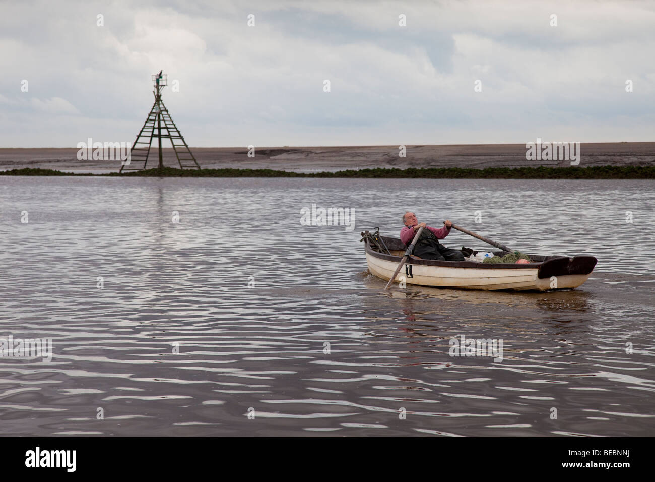 Lachs Berufsfischer Rudern stromaufwärts der Fluss Ribble Uk Stockfoto