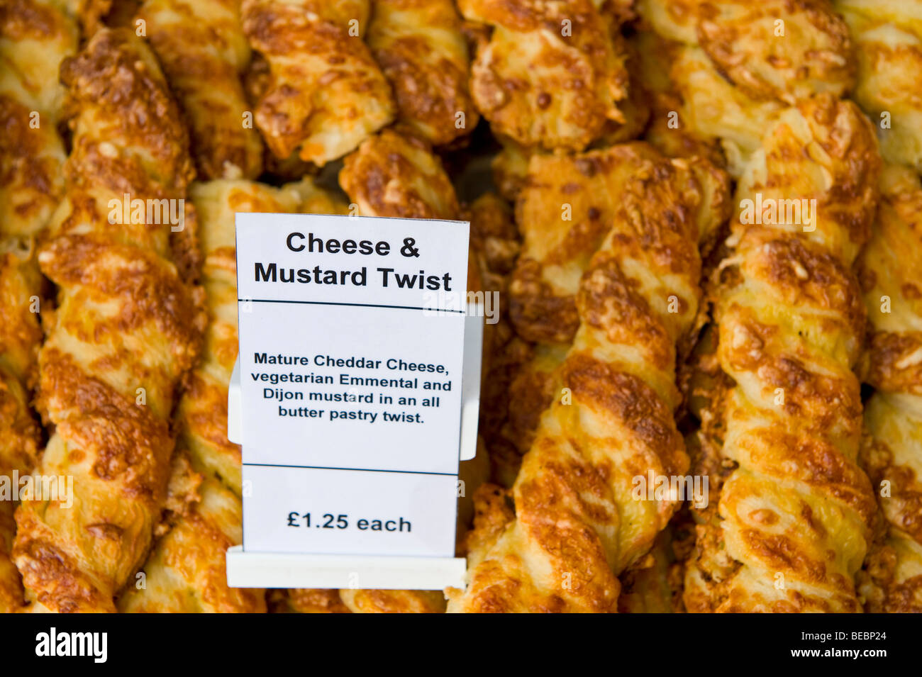 Käse und Senf Wendung zum Verkauf an Abergavenny Food Festival Monmouthshire South Wales UK Stockfoto