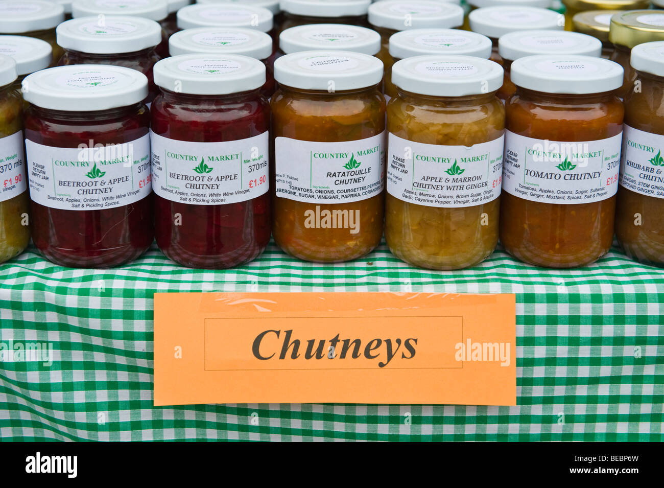 Auswahl von Gläsern Chutney zum Verkauf an Abergavenny Food Festival Monmouthshire South Wales UK Stockfoto