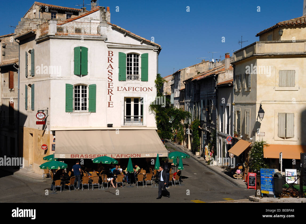 Pflaster-Restaurant-Café-Bar und Brasserie vor dem Roman Amphitheatre oder Arènes Arles Provence Frankreich Stockfoto