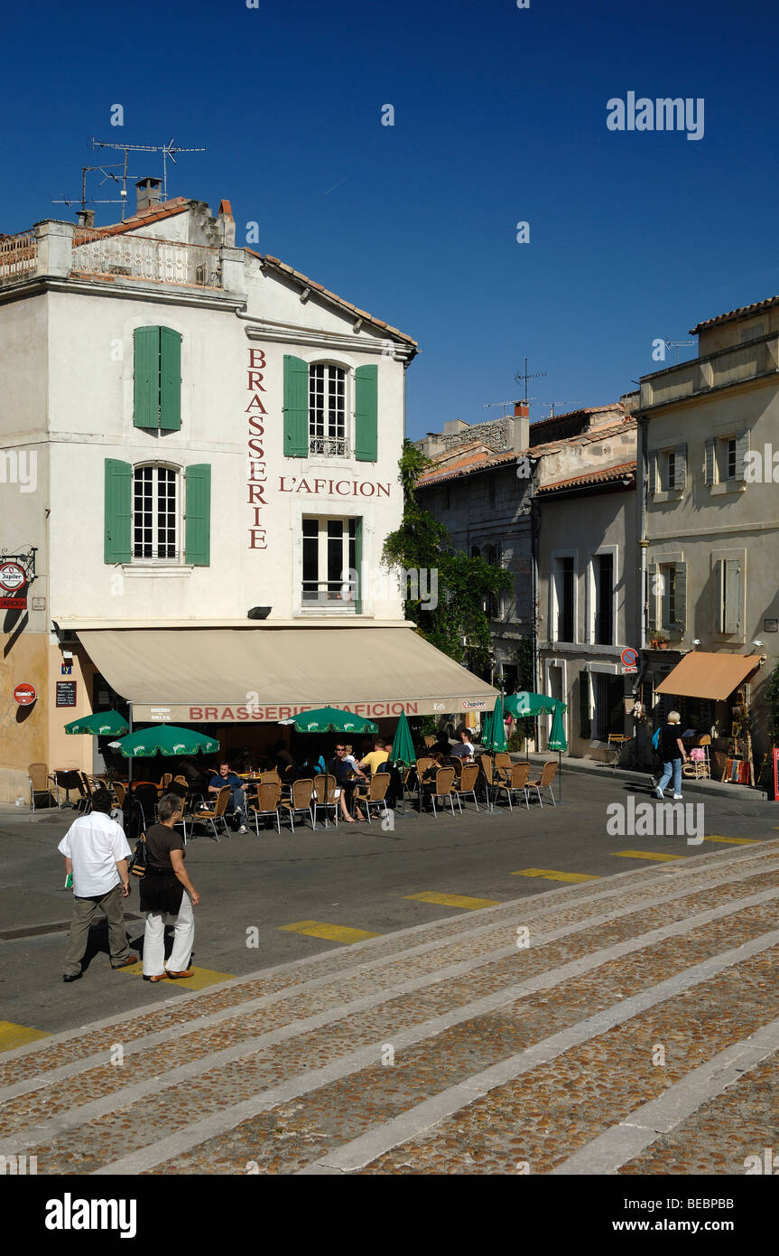 Pflaster-Restaurant-Bar-Café und die Brasserie vor dem Roman Amphitheatre oder Arènes Arles Provence Frankreich Stockfoto