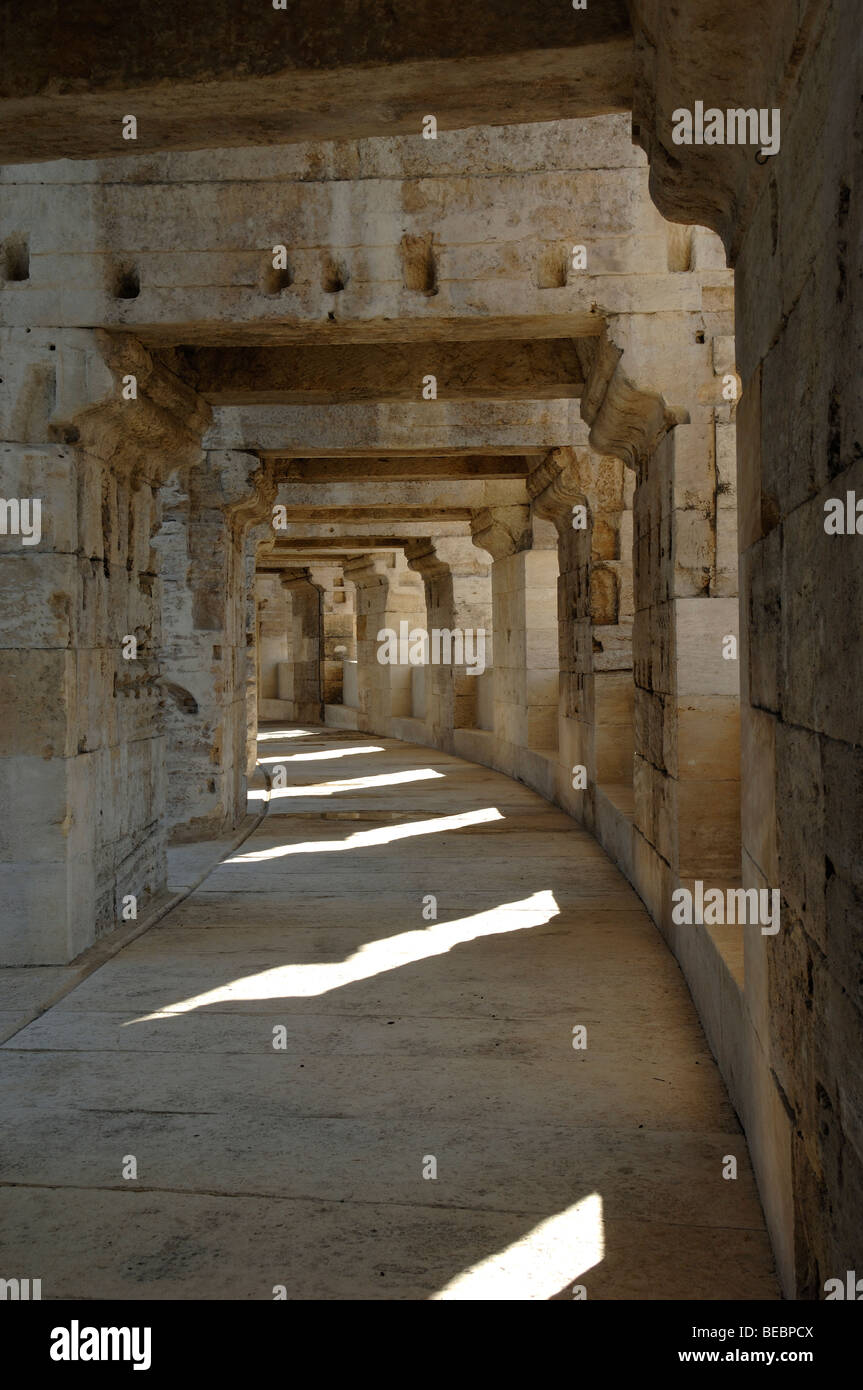 Licht & Schatten in den inneren Gängen des römischen Amphitheater Arena oder Arènes Arles Provence Frankreich Stockfoto