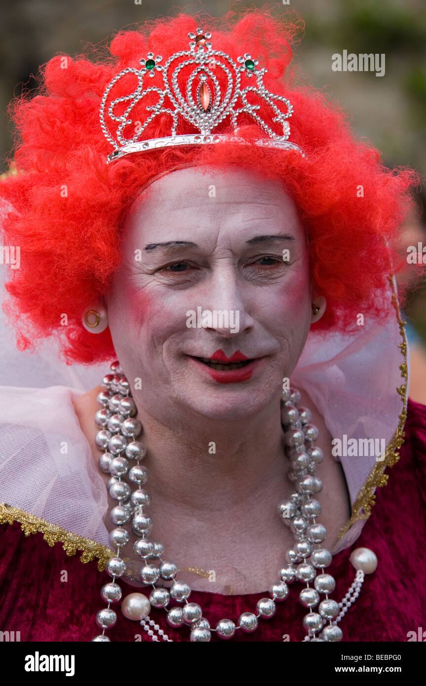 Mann verkleidet als Frau Eyam Dorf Karneval mit FaschingsUmzug in den Peak District Derbyshire