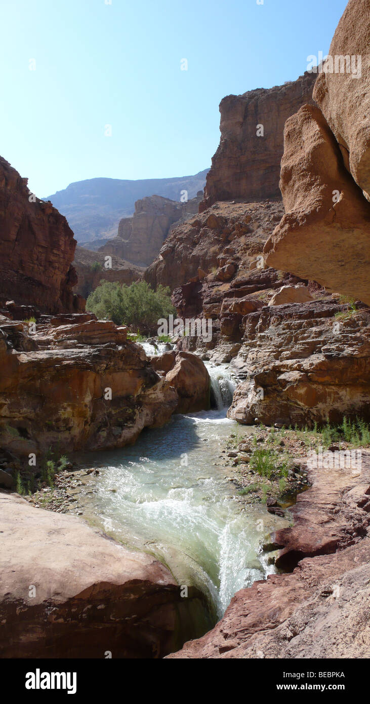 Spektakuläre Wüstenlandschaft auf einer Canyoning-Tour durch das Wadi Zarqa, zwischen Hammamat Ma'in und dem Toten Meer, Jordanien. Stockfoto
