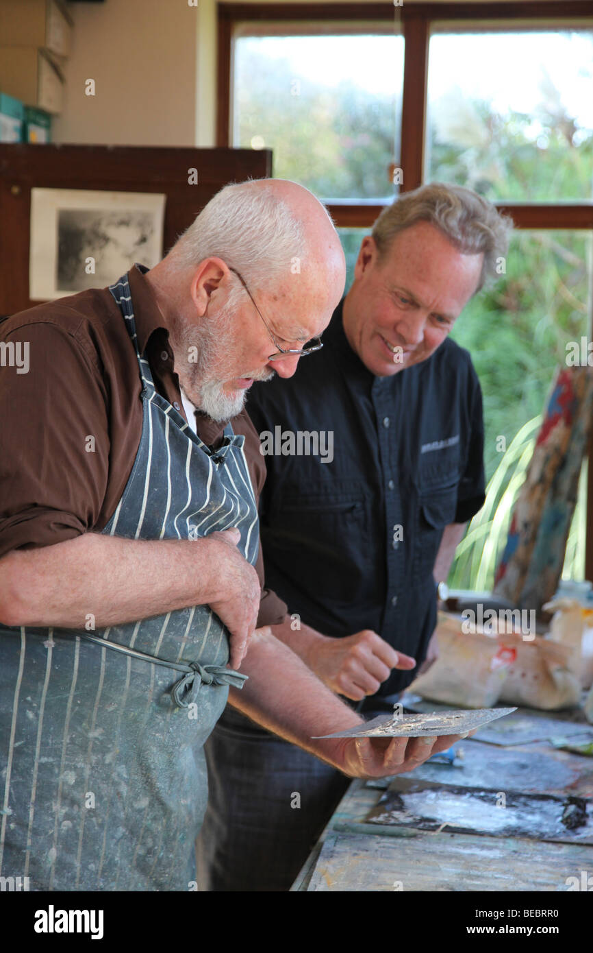 John Kingerlee mit Dr. Ted Pillsbury Künstler im Atelier des Künstlers Beara, Irland Stockfoto
