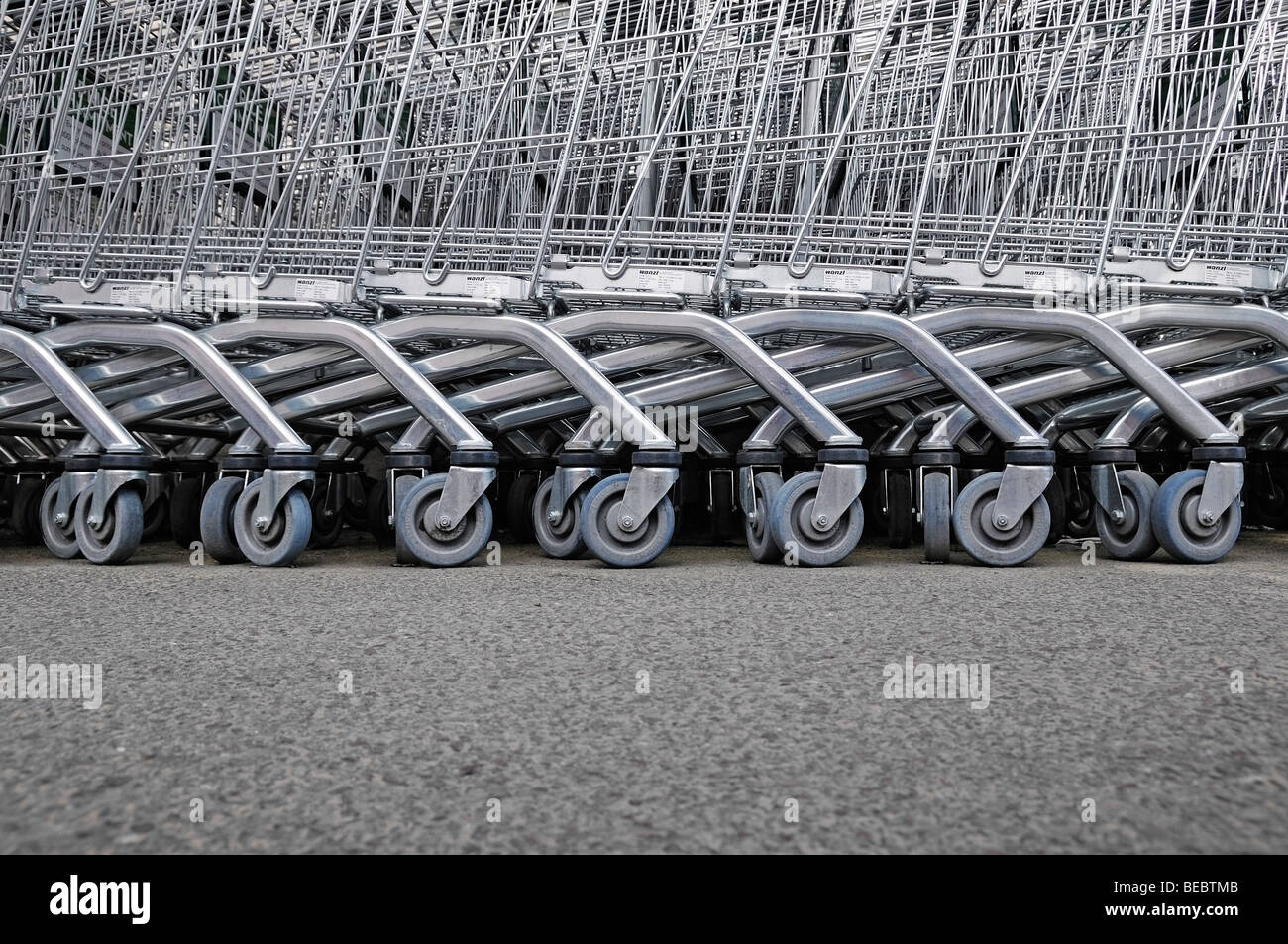 Einkaufswagen, niedrigen Winkel. Stockfoto