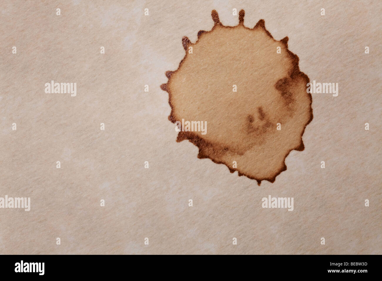 Kaffeefleck auf Pergament Papierhintergrund isoliert Stockfoto