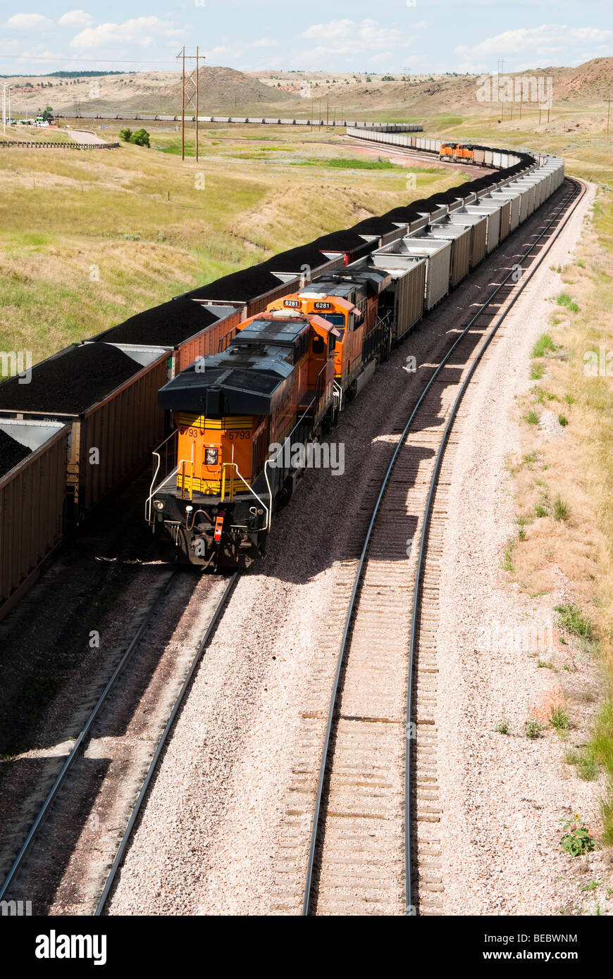 Wagen beladen mit Kohle transportiert werden, mit dem Zug vom nahe gelegenen Minen zu Kraftwerken in Wyoming Stockfoto