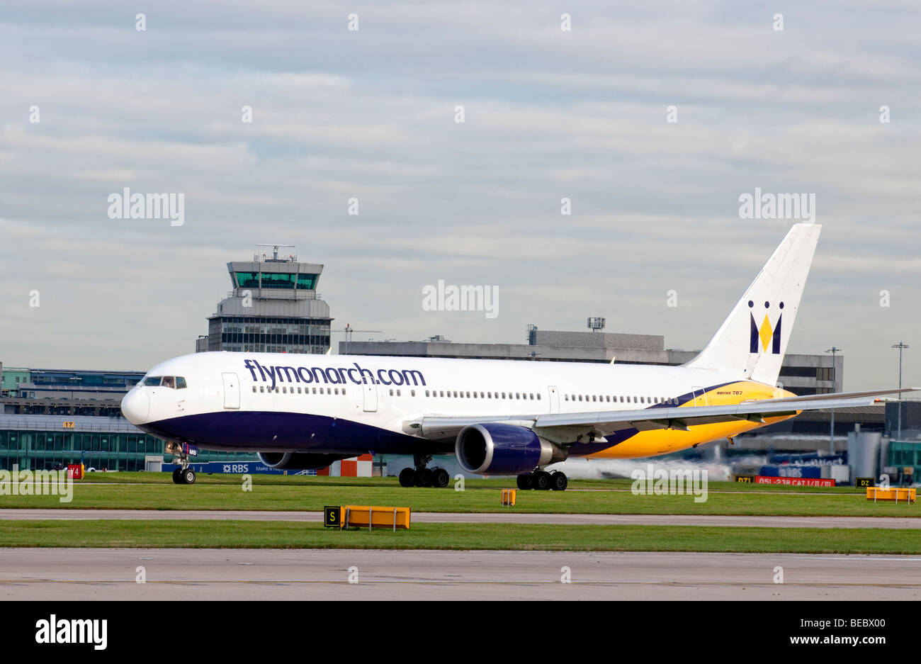 Monarch Flugzeuge Rollen für Weg vom Flughafen Manchester (ringway Flughafen) in Manchester, England Stockfoto