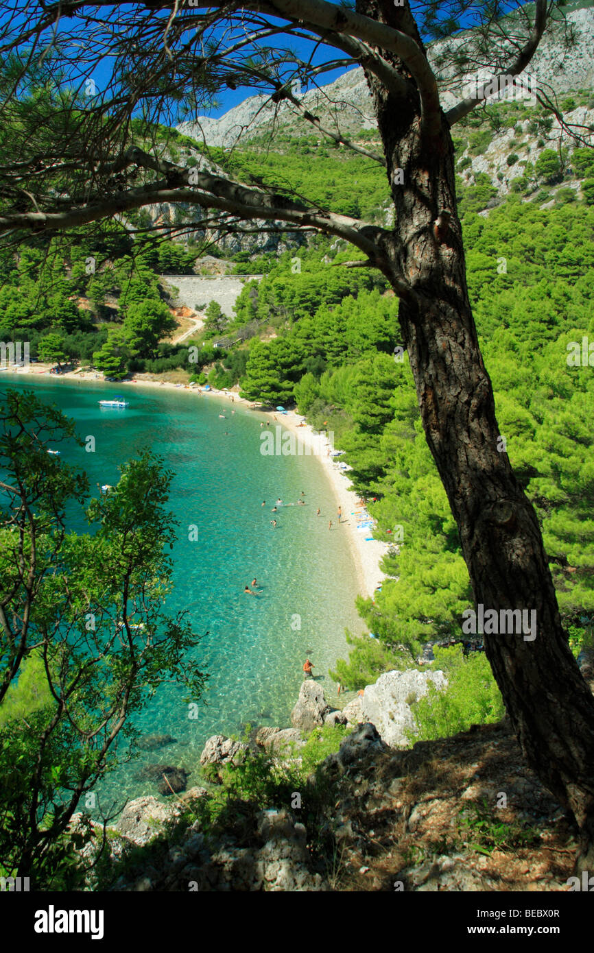 Touristen, die ruhen in einer spektakulären Bucht in Zivogosce Dorf, Kroatien Stockfoto