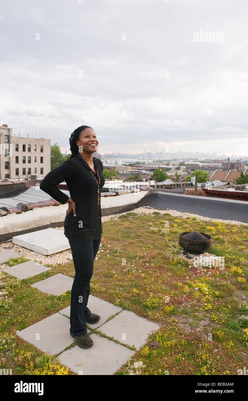 Urbane Revitalisierung Stratege, Majora Carter auf ihrem grünen Dach in der South Bronx. Stockfoto