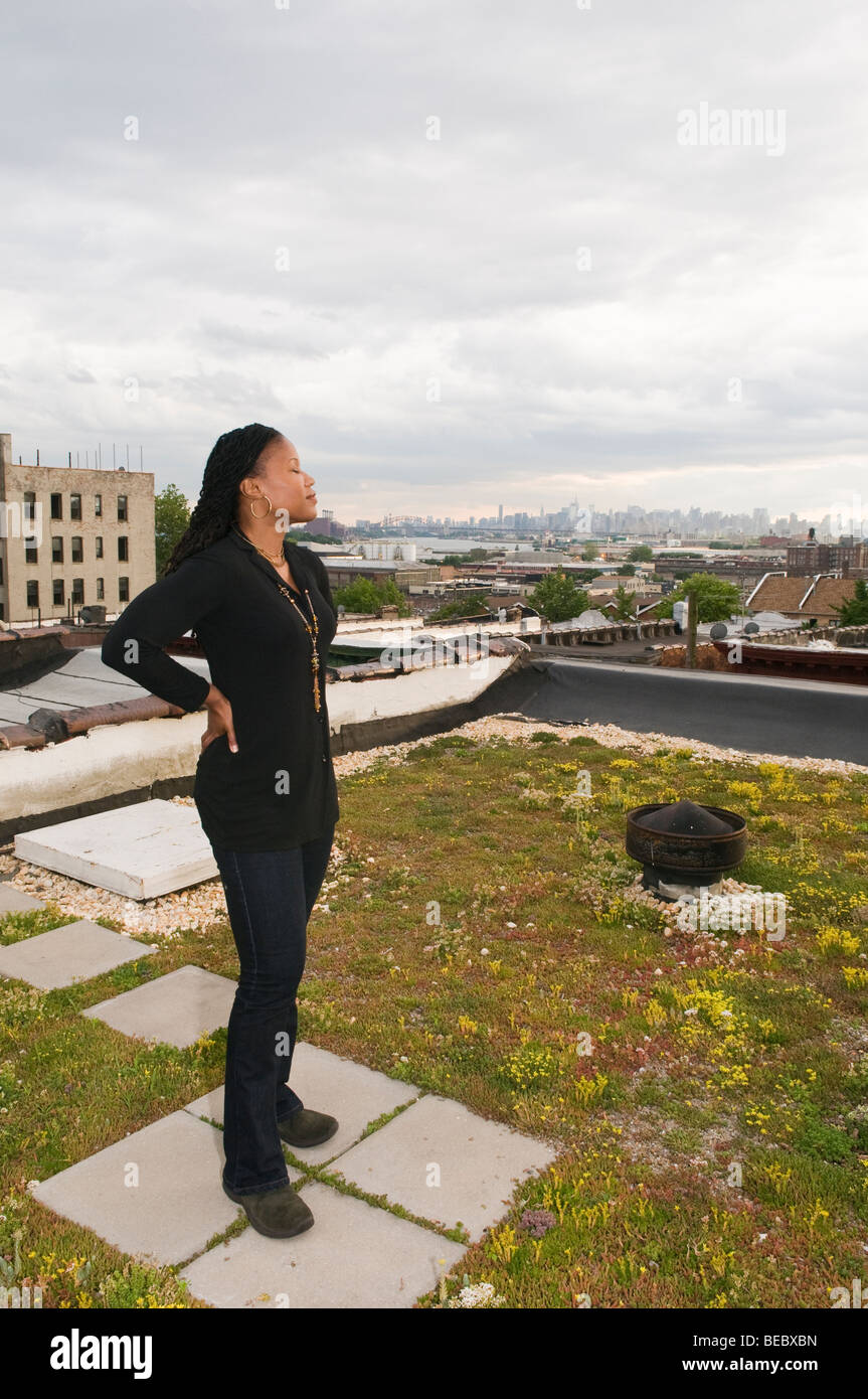 Urbane Revitalisierung Stratege, Majora Carter auf ihrem grünen Dach in der South Bronx. Stockfoto