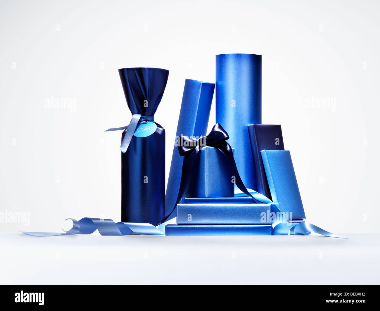 Bänder und Geschenke zur Veranschaulichung, Überraschungen, Geschenke, feiern. Stockfoto