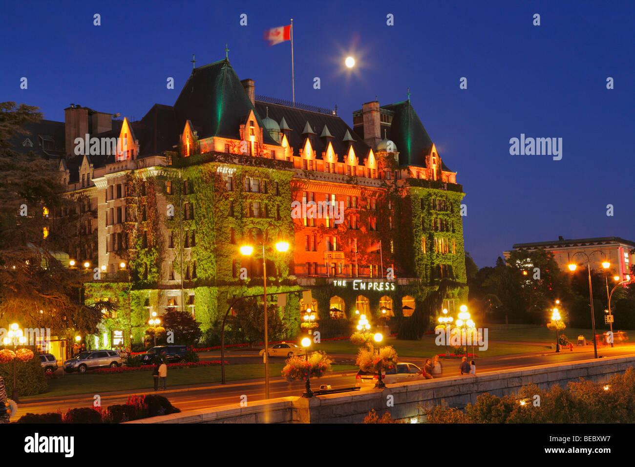 Empress Hotel in der Dämmerung mit Mondaufgang-Victoria, British Columbia, Kanada. Stockfoto