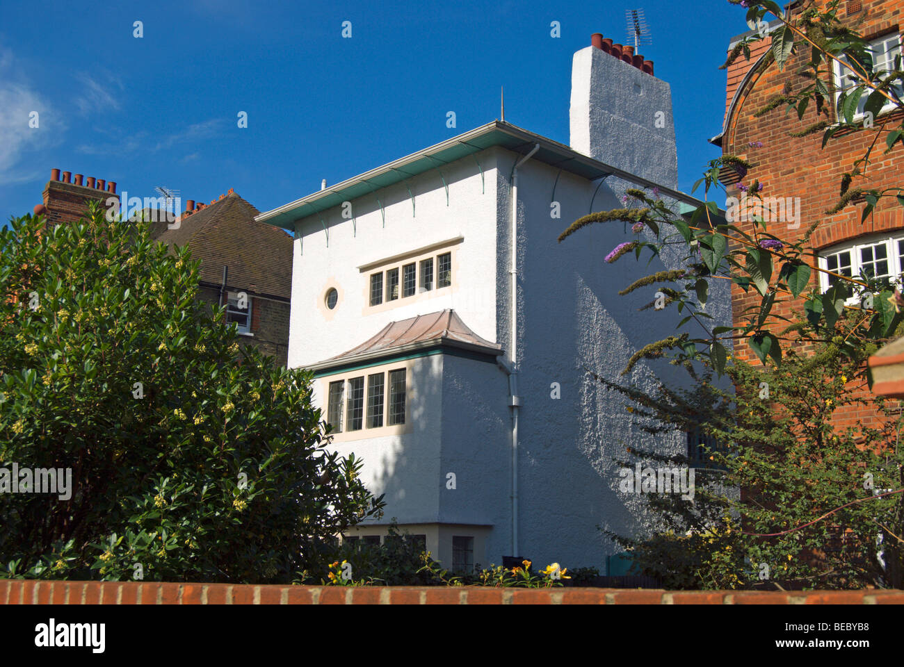 1891-Haus, entworfen von der Arts And Crafts Architekt Charles Voysey, in Bedford Park, Chiswick, London, England Stockfoto