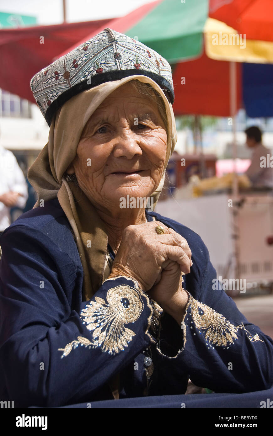 Einheimische Frau Hüte in einem Markt von Kashgar, Provinz Xinjiang, China 2008 zu verkaufen. Stockfoto