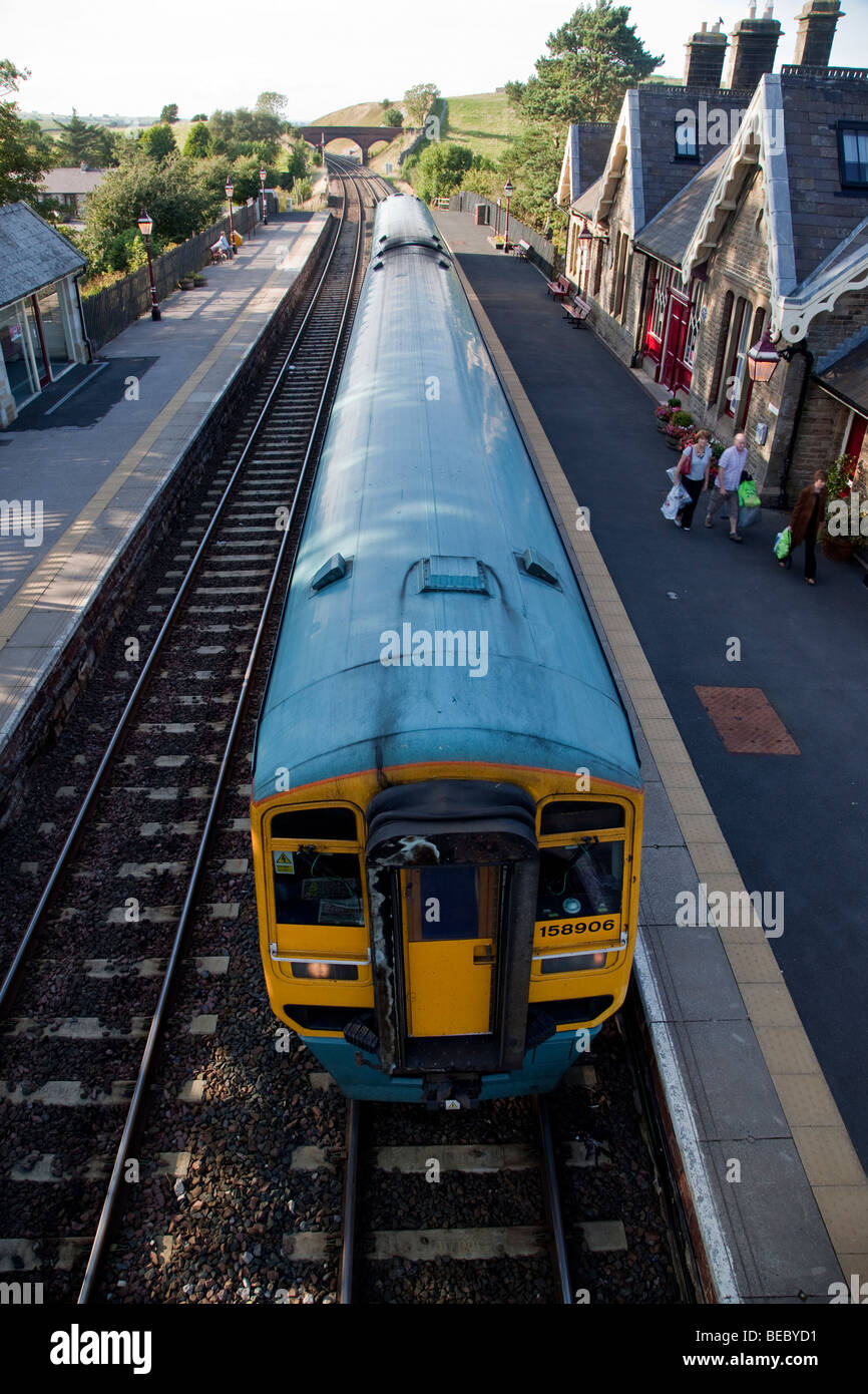 Klasse 158 Super Sprinter Diesel betrieben Triebzug von Northern Rail, Kirkby Stephen Station, Cumbria, UK Stockfoto