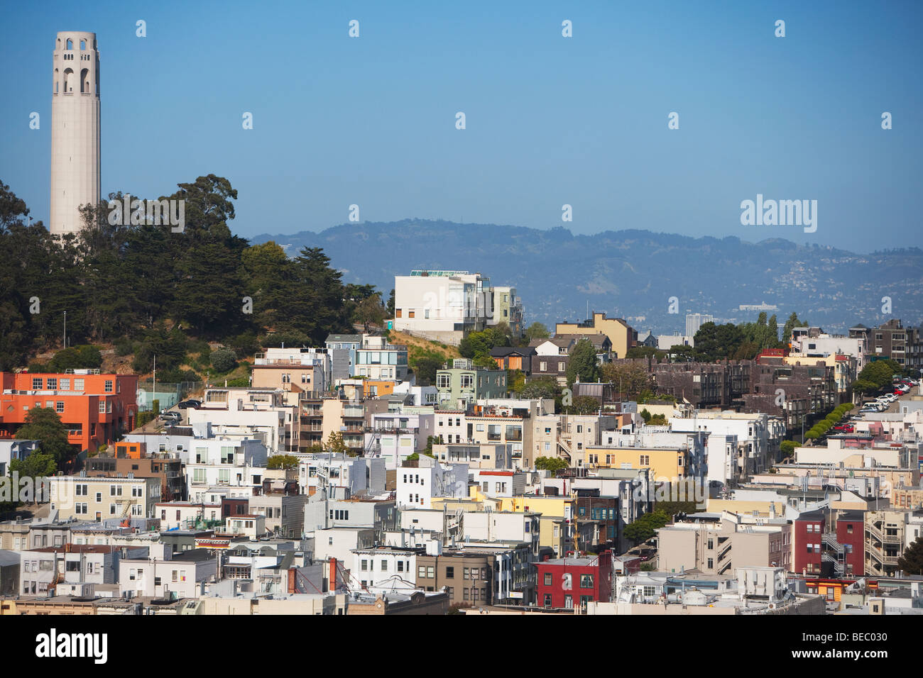 Gebäude in einer Stadt, Coit Tower, San Francisco, Kalifornien, USA Stockfoto