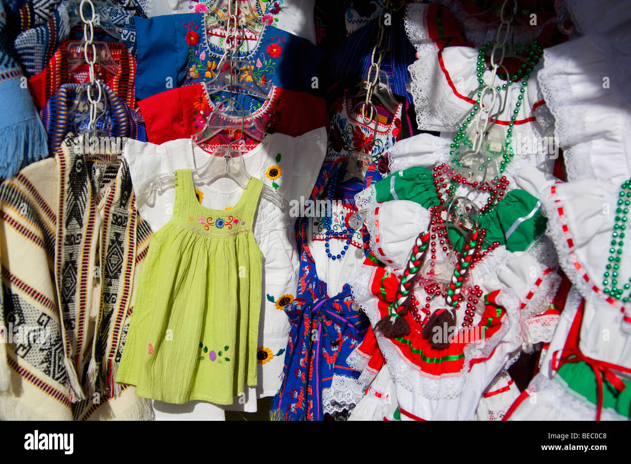 Nahaufnahme der traditionellen mexikanischen Kleider an einem Marktstand, Olvera Street, Los Angeles, Kalifornien, USA Stockfoto