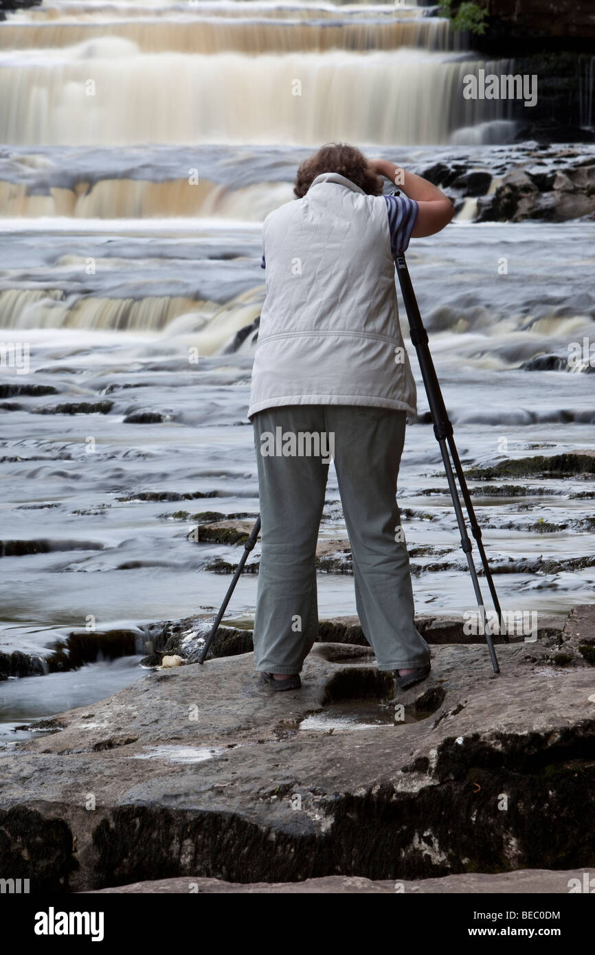 Fotograf, Lower Falls bei Aysgarth, North Yorkshire, UK Stockfoto