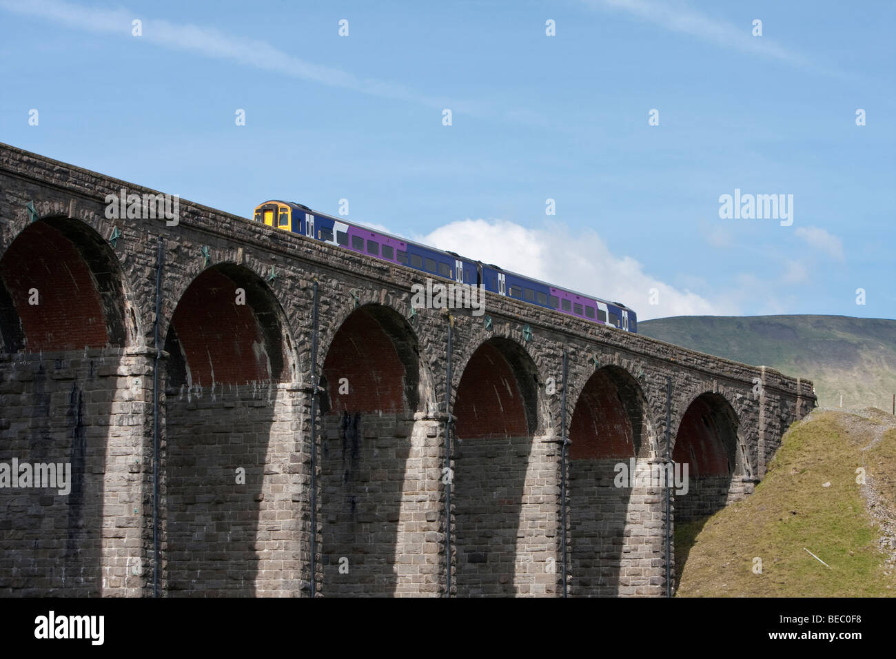 Diesel-Triebzug überqueren Ribblehead-Viadukt, North Yorkshire, England, UK, an der Bahnstrecke Settle-Carlisle Stockfoto