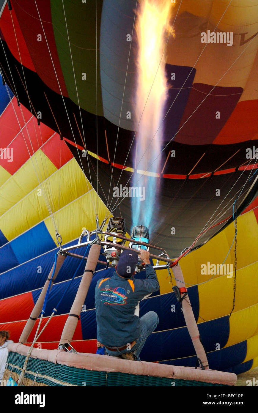 Ein Ballonfahrer verwendet einen Brenner zu seinem Ballon auf der 2007 Albuquerque International Balloon Fiesta aufblasen Stockfoto