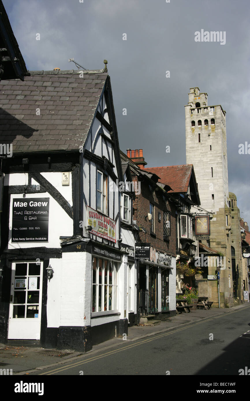 Stadt von Knutsford, England. Ganz Morgen Blick auf Restaurants, Geschäfte und Kneipen in Knutsfords Stadtmitte. Stockfoto