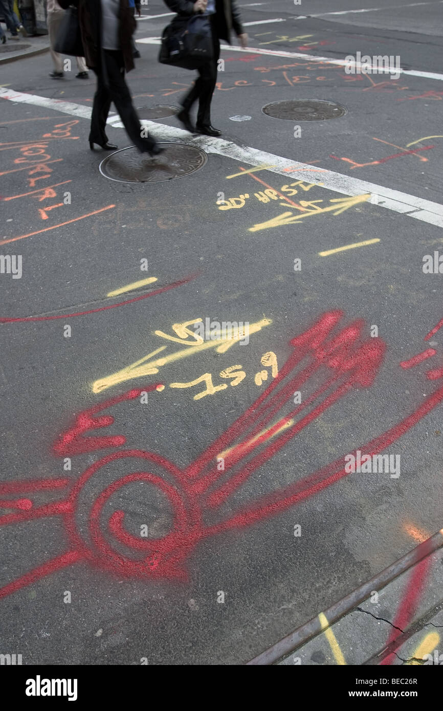 Farbliche Markierung auf einer New Yorker Straße Kennzeichnung Rohre, Kabel und Drähte, die liegen unter der Erde Stockfoto