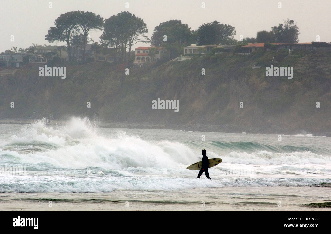 Surfer zu Fuß ins Meer Stockfoto